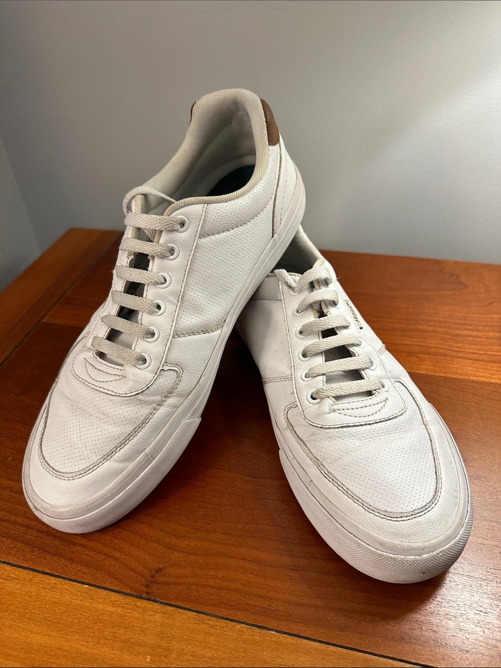 Bass Men’s White Low-Top Leather Sneakers with Tan Heel Tab (Size 9.5)